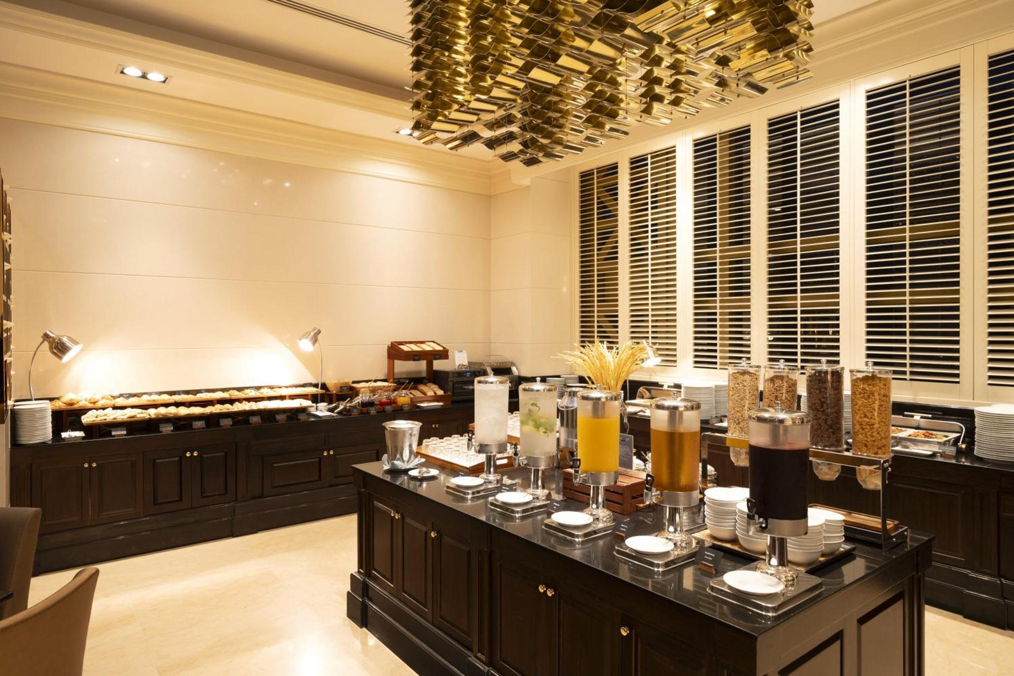 Grande Centre Point Hotel Ratchadamri Bangkok Exteriér fotografie The buffet at the hotel