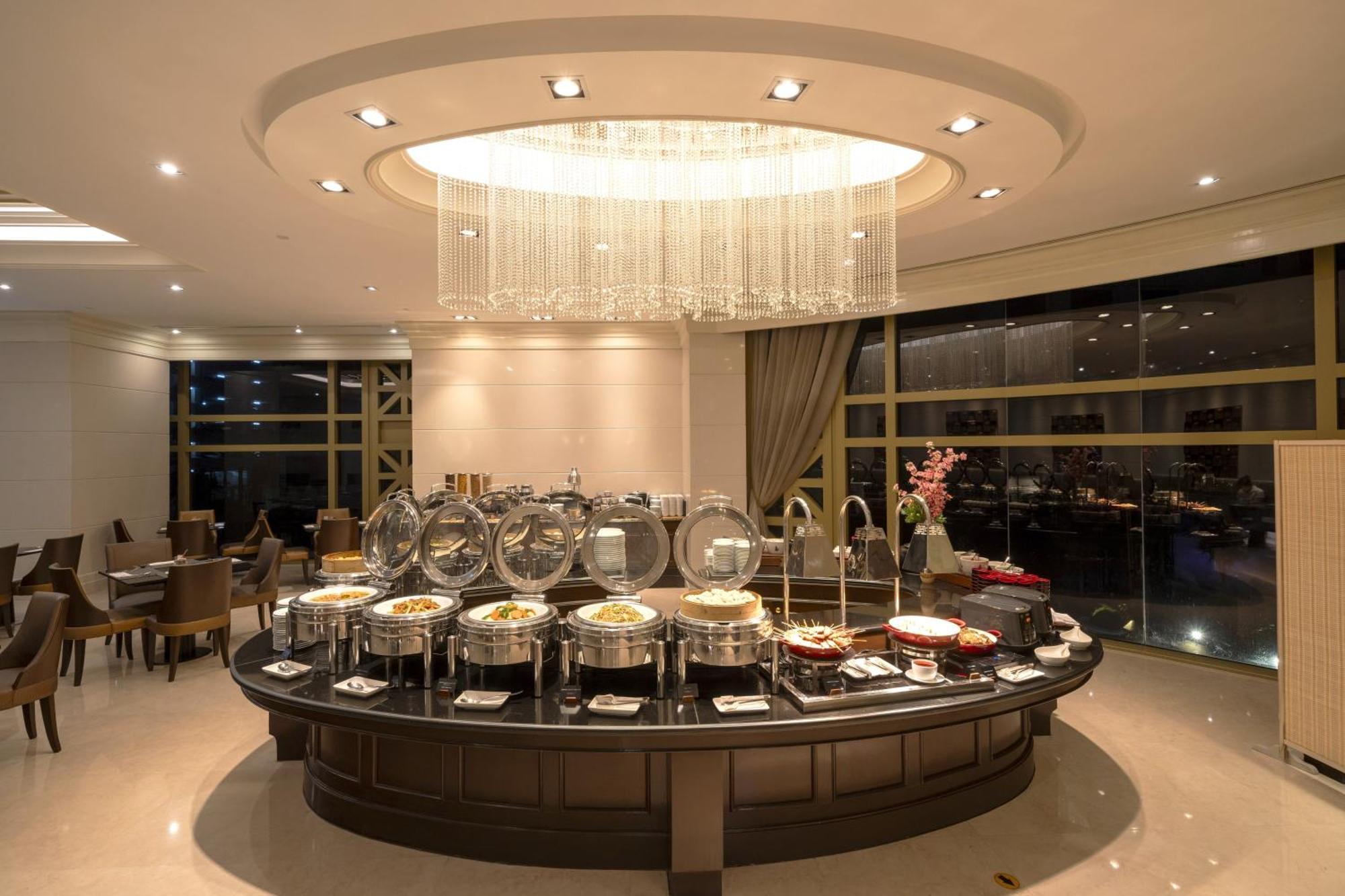 Grande Centre Point Hotel Ratchadamri Bangkok Exteriér fotografie A buffet at a hotel