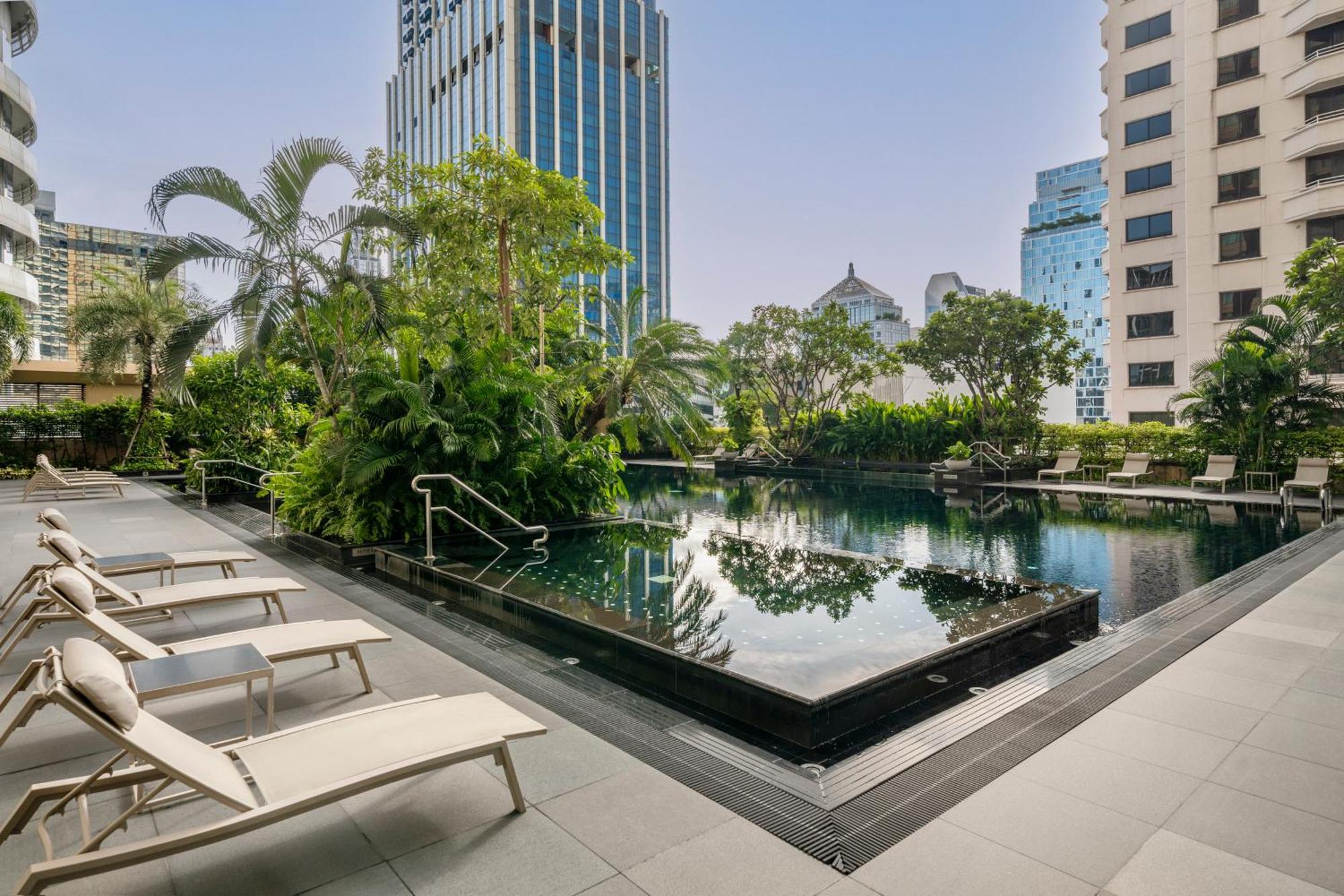 Grande Centre Point Hotel Ratchadamri Bangkok Exteriér fotografie The swimming pool at the hotel