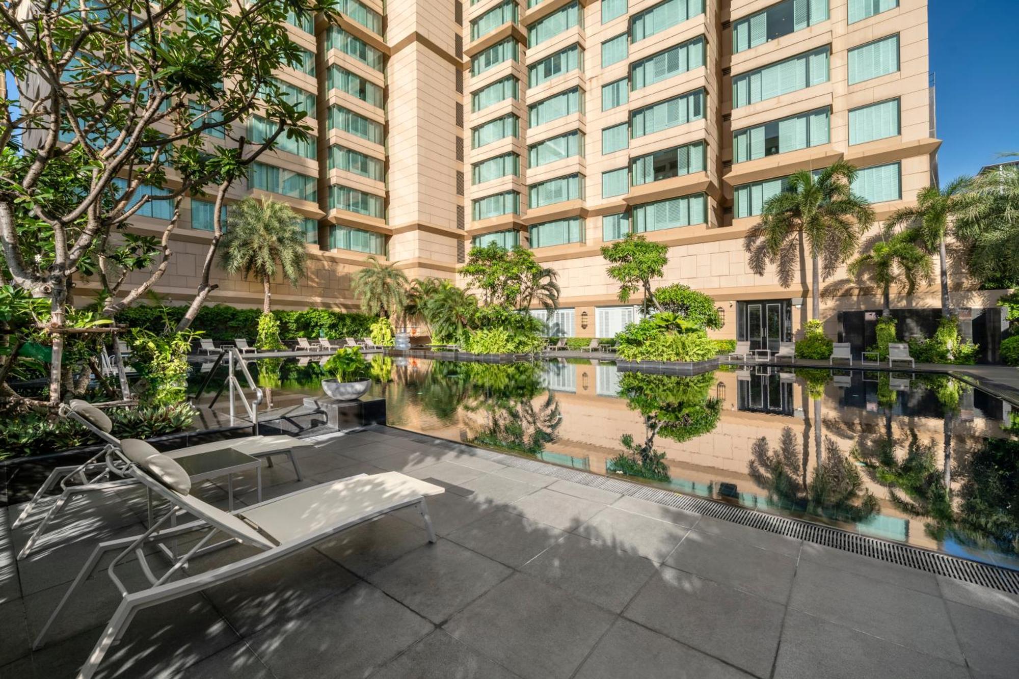 Grande Centre Point Hotel Ratchadamri Bangkok Exteriér fotografie The pool at the hotel