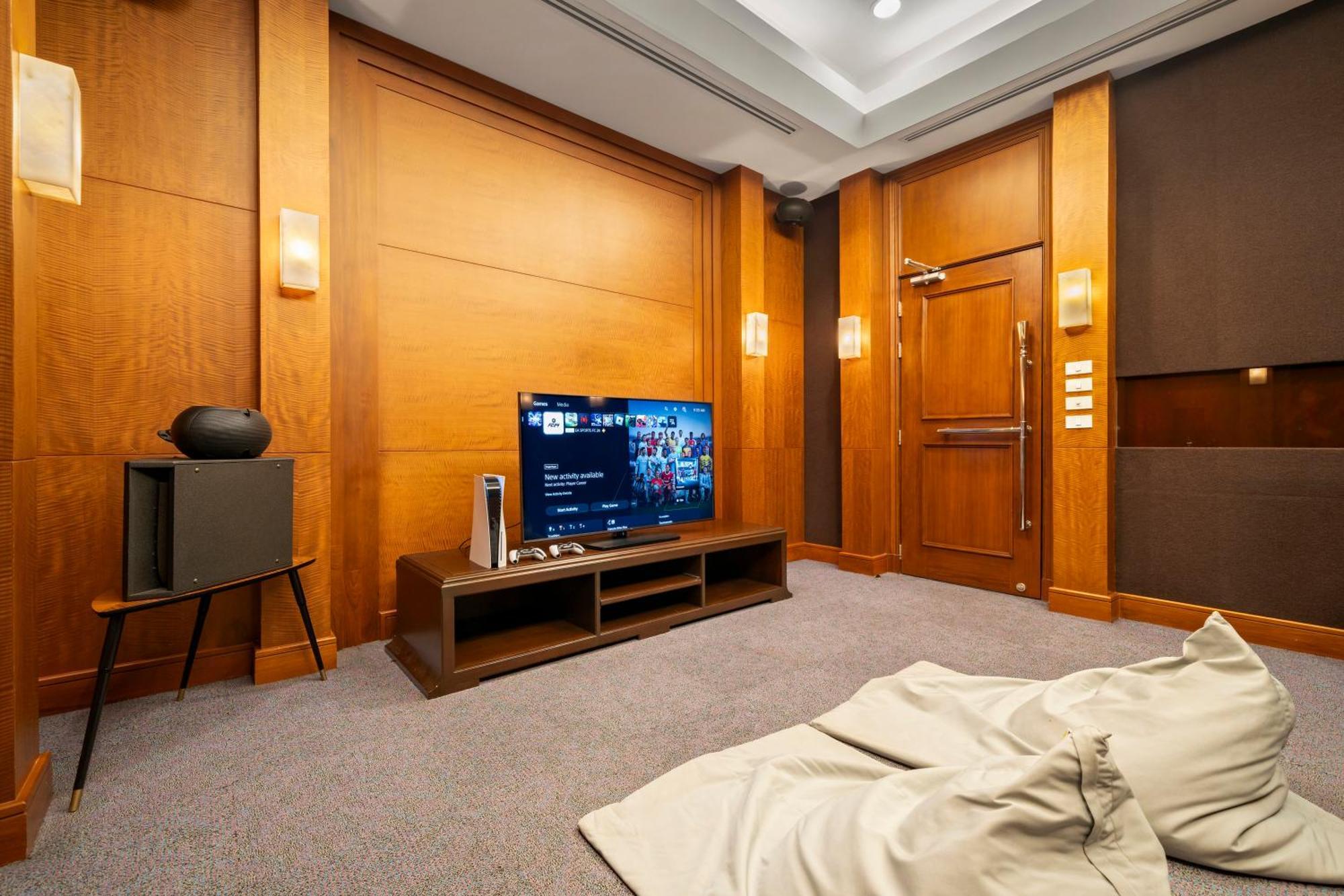 Grande Centre Point Hotel Ratchadamri Bangkok Exteriér fotografie A room with a TV