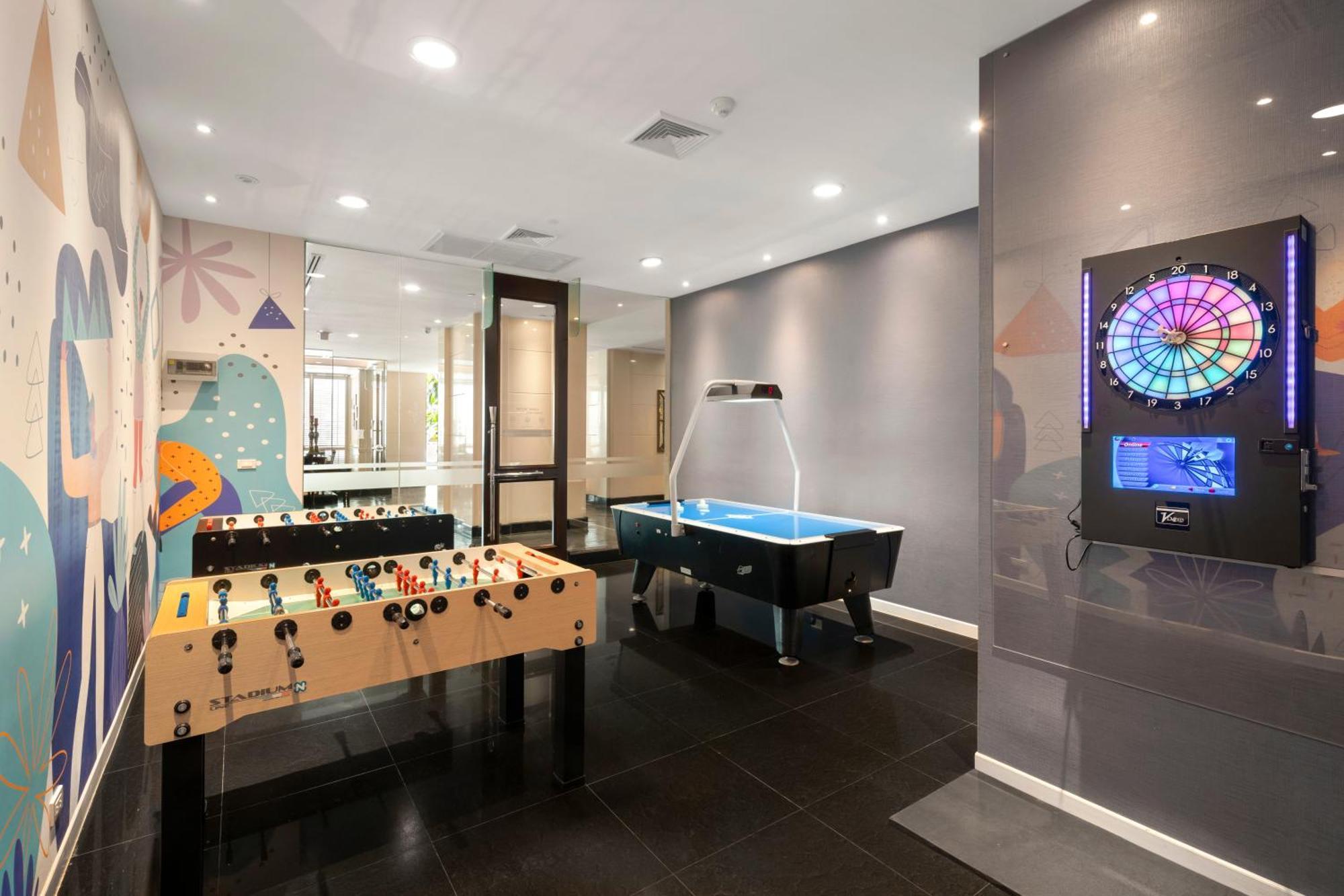 Grande Centre Point Hotel Ratchadamri Bangkok Exteriér fotografie The game room at the 2018 National Student Leadership Conference