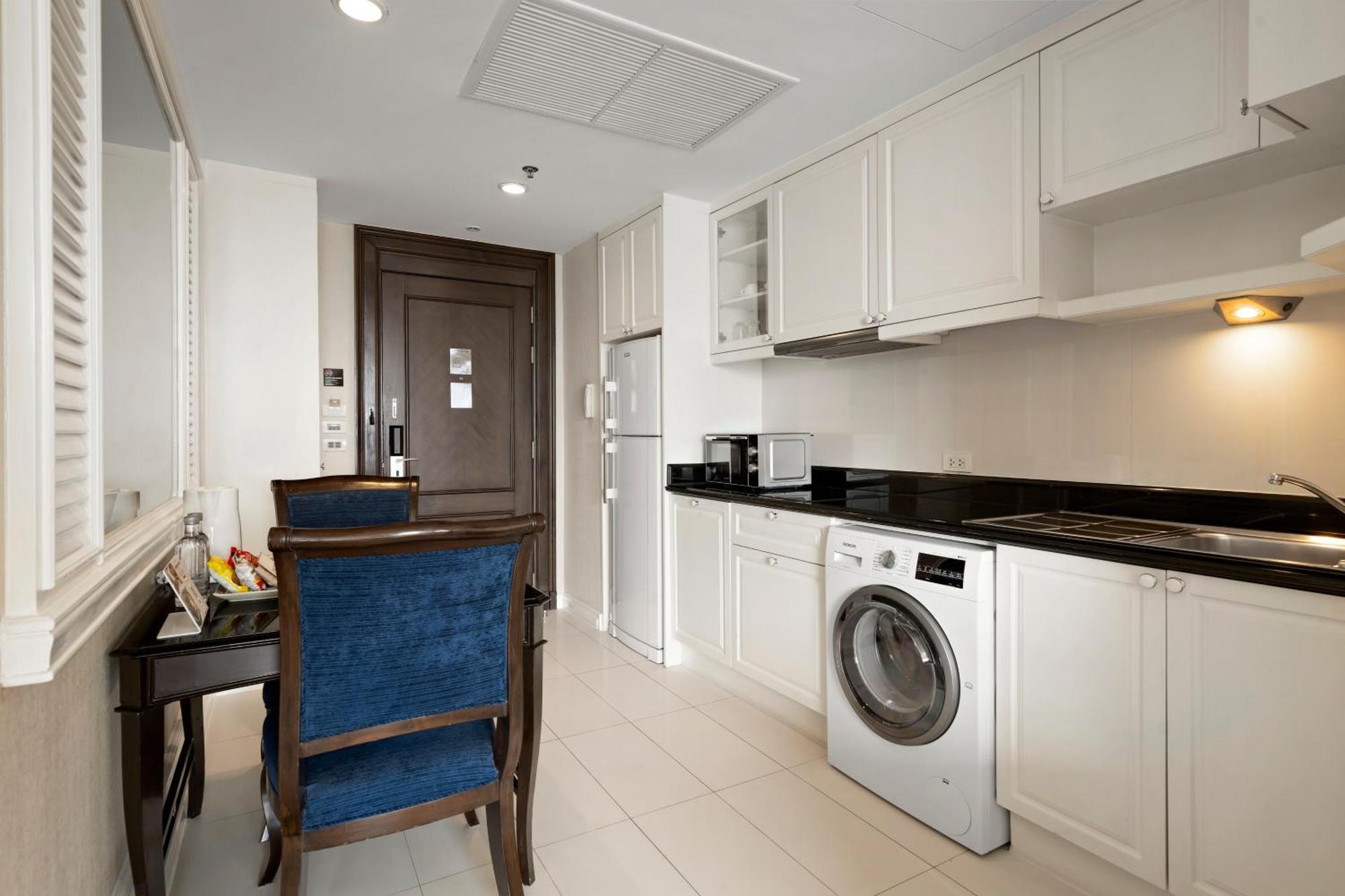 Grande Centre Point Hotel Ratchadamri Bangkok Exteriér fotografie A typical kitchen in a serviced apartment